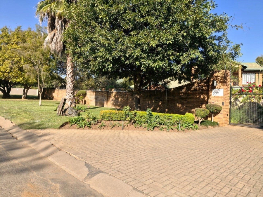 To Let 2 Bedroom Property for Rent in Meerhof North West